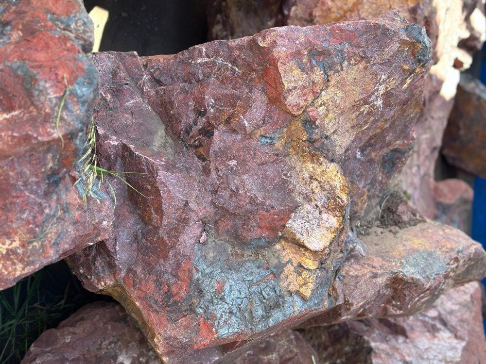 Камни для ландшафтного дизайна красно-фиолетовые 10-60 килограмм купить в Тульской области