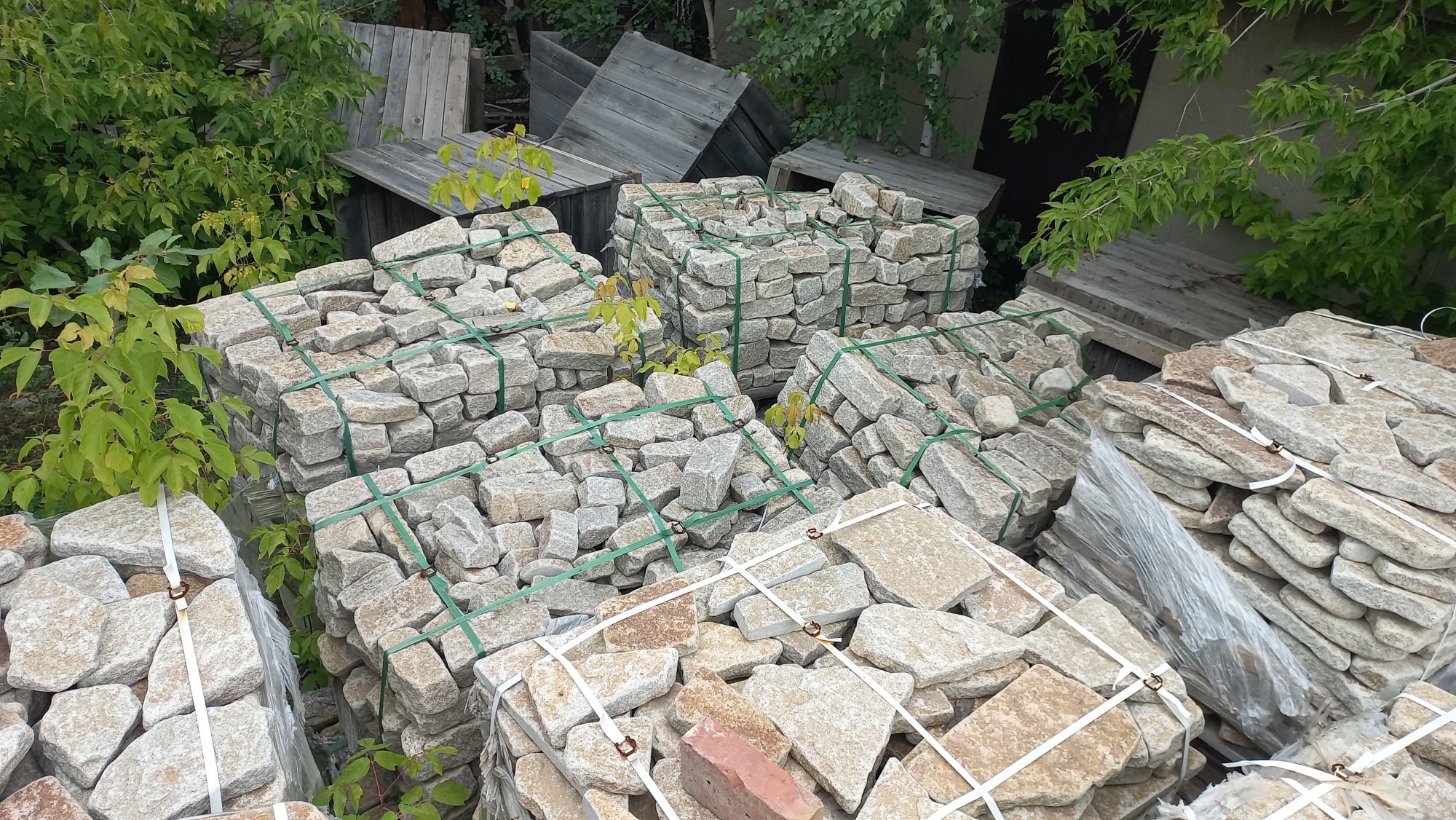 Плитняк галтованный гранитный для ландшафтного дизайна купить в Тульской области