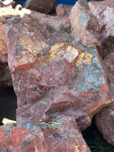 Камни для ландшафтного дизайна красно-фиолетовые 10-60 килограмм купить в Тульской области