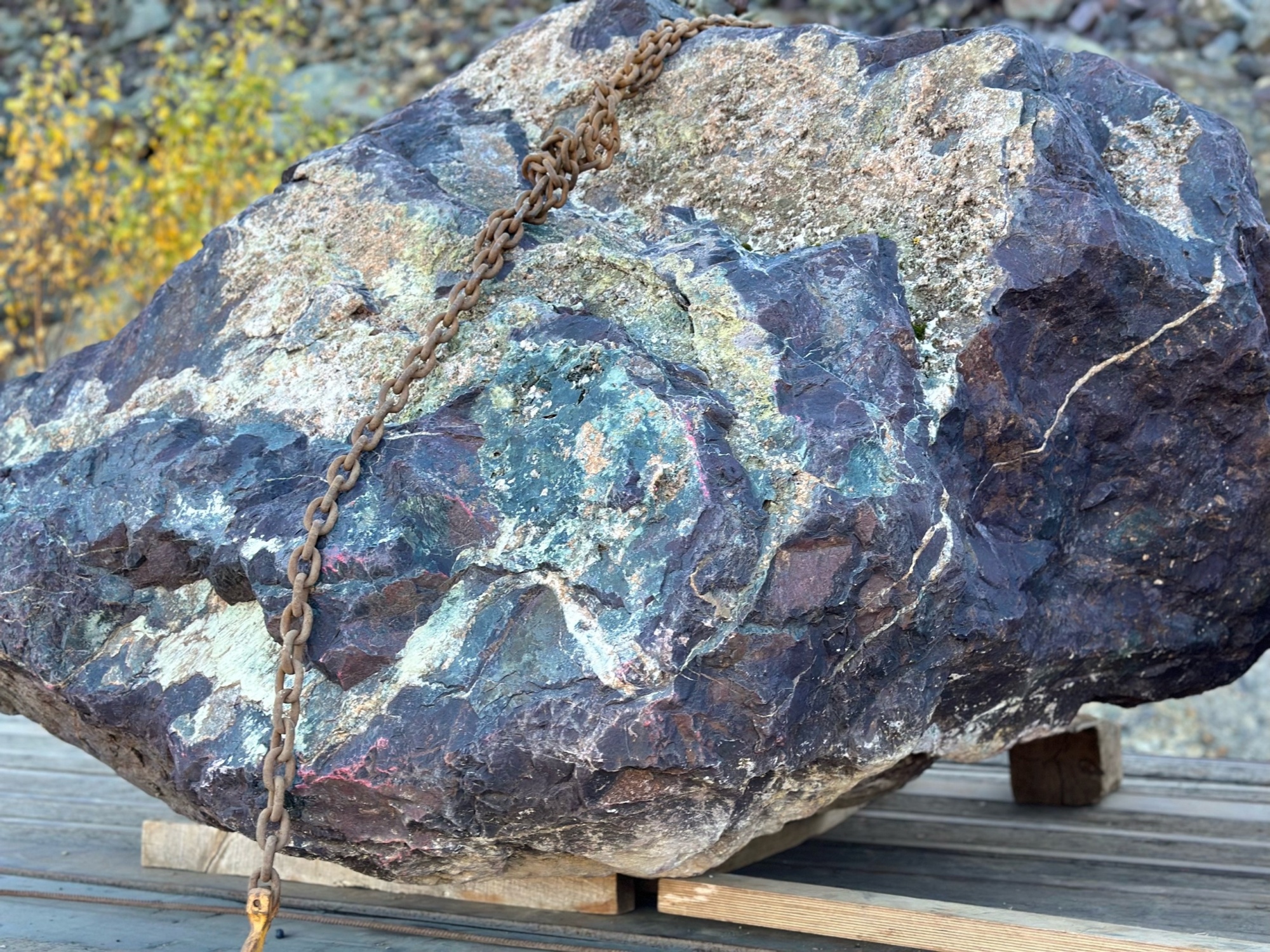 Огромные красно-фиолетовые валуны для ландшафтного дизайна весом более 5 тонн купить в Тульской области