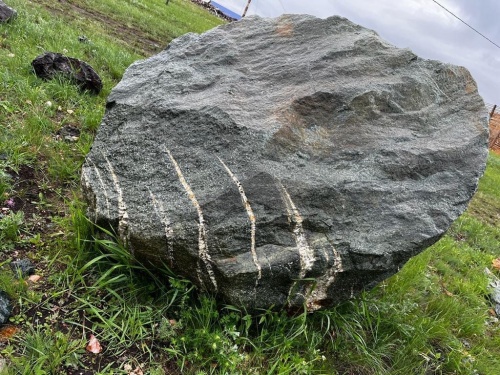 Гигантские зелёные валуны для ландшафтного дизайна весом более 5 тонн купить в Тульской области