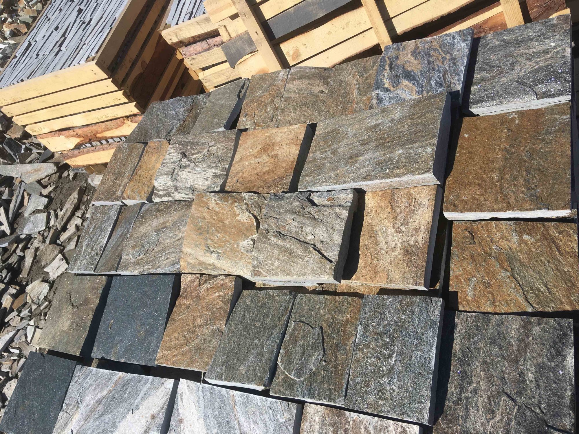 Плитка пилёная златолит Уральский для цоколя, отмостки купить в Тульской области