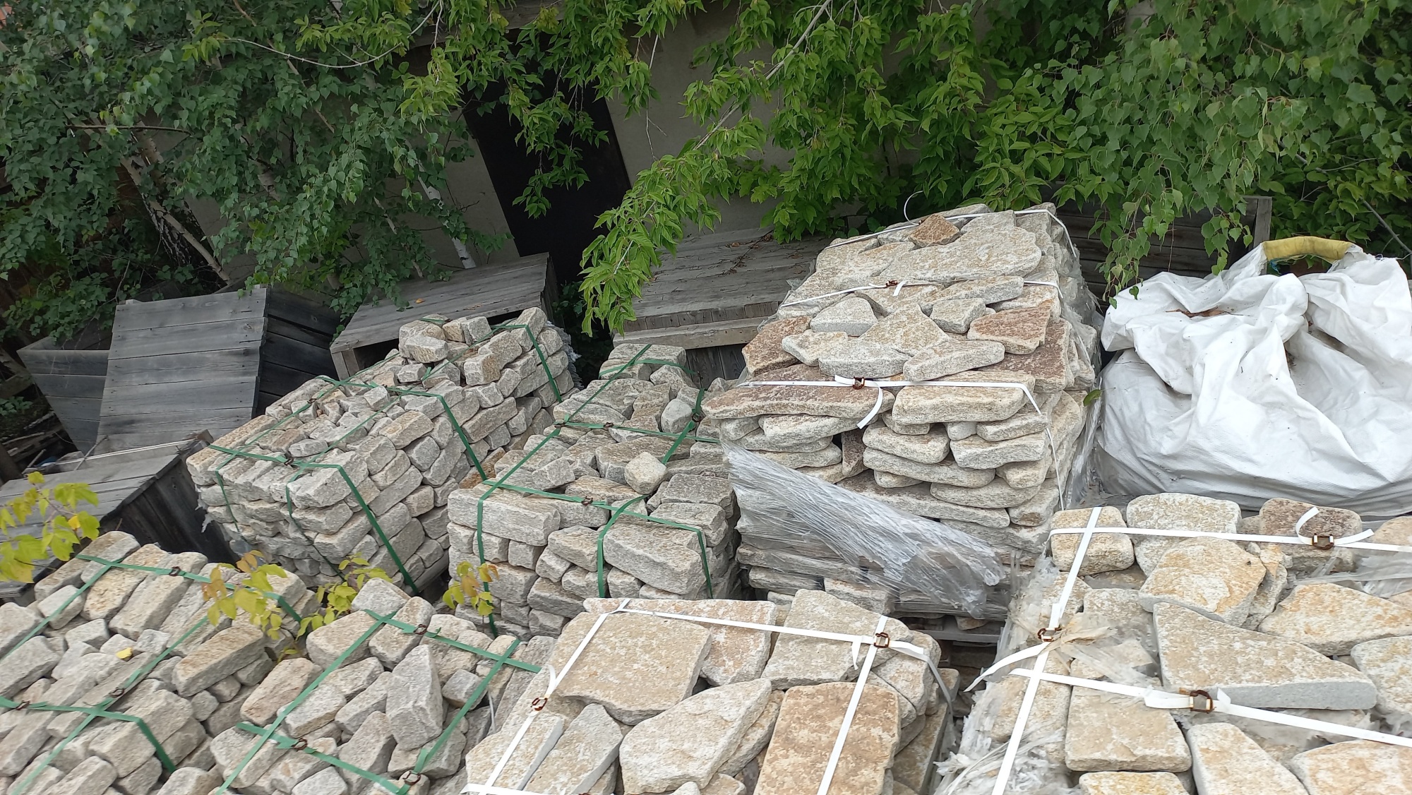 Плитняк гранитный галтованный купить в Тульской области