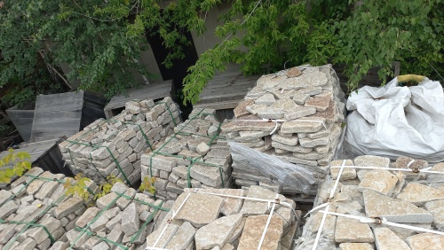 Плитняк гранитный галтованный купить в Тульской области