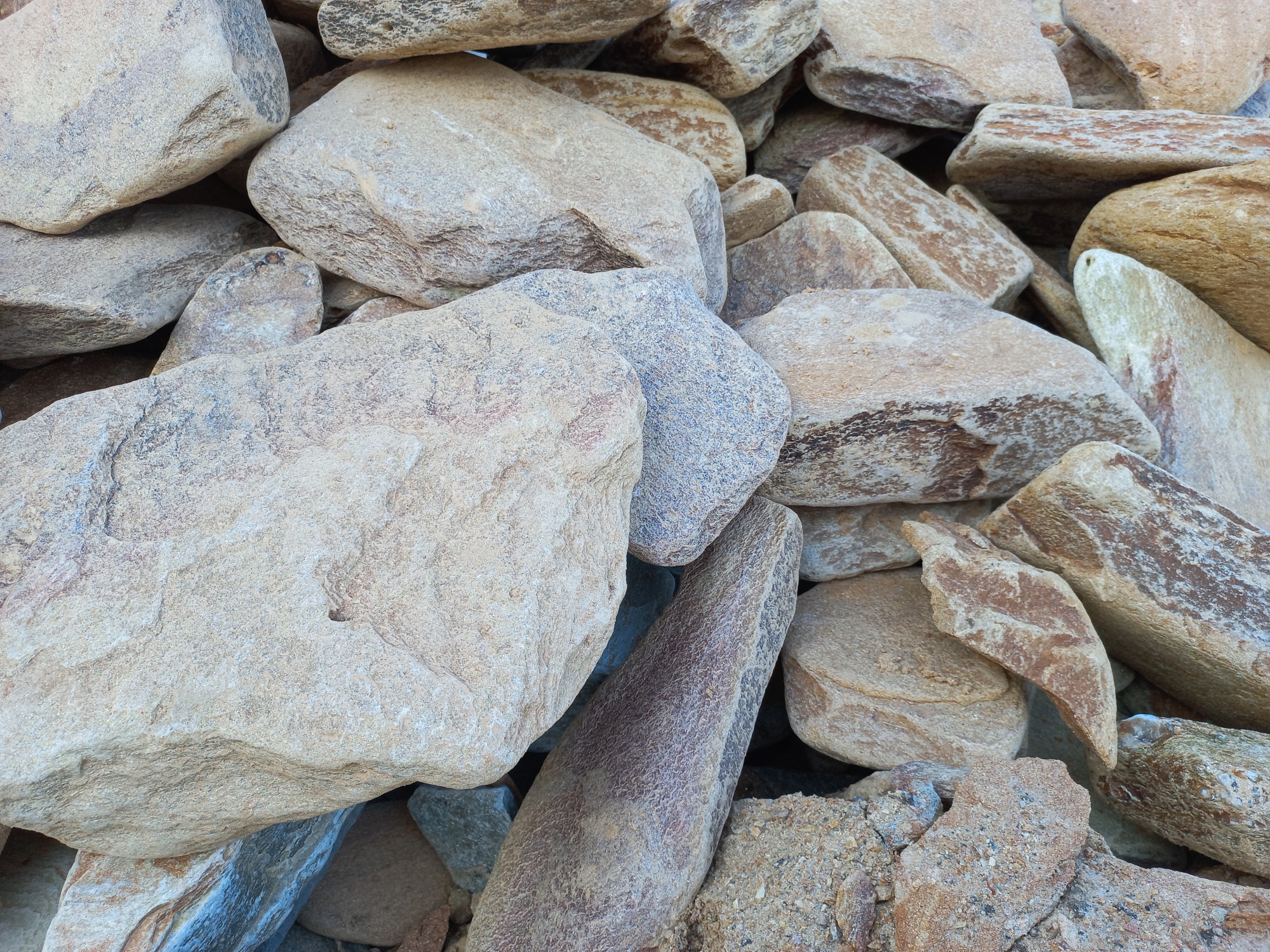 Златолит жёлтый, жёлто-зелёный глыбки и валуны для ланшафтного дизайна купить в Тульской области