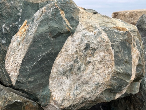 Гигантские зелёные валуны для ландшафтного дизайна весом более 5 тонн купить в Тульской области