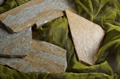 Плитняк златолит Уральский для цоколя, отмостки купить в Тульской области